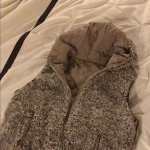 Fuzzy sleeveless jacket